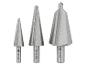 Drei silberne Stufenbohrer in verschiedenen Größen auf weißem Hintergrund.