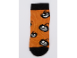 Orange Socken mit schwarzen Halloween-Kürbissen.