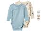 Zwei Babybodys, einer blau und einer beige mit Bauernhofmotiv, mit Druckknöpfen.