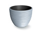 Ein grauer Blumentopf mit Streifen.