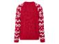 Ein roter Pullover mit weißen Mustern auf den Ärmeln.