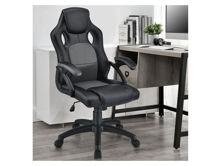 Ein schwarzer Bürostuhl mit Armlehnen zum Spielen.