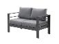 Zweisitziges Outdoor-Sofa mit dunkelgrauem Metallrahmen und hellgrauen Kissen.