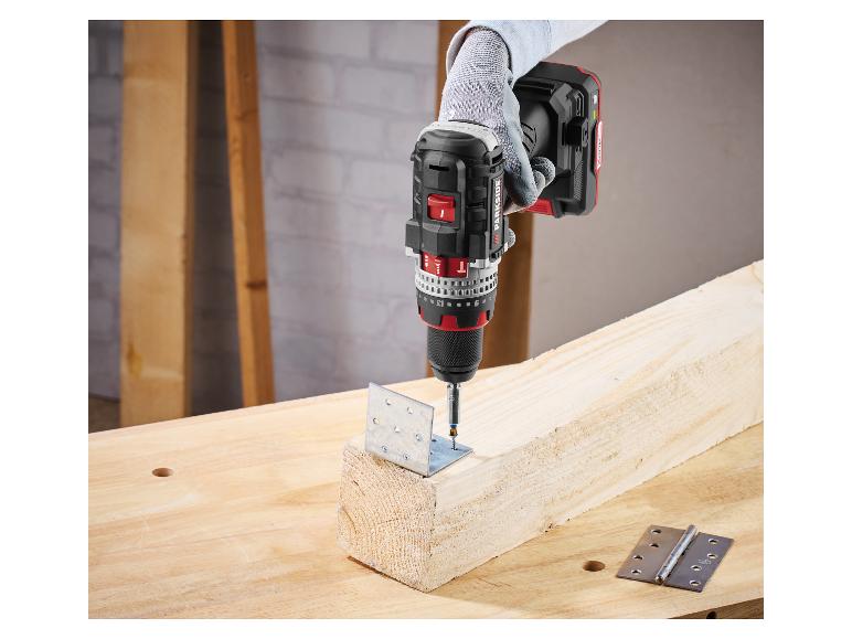 Akku-Bohrschrauber befestigt einen Winkel an einem Holzstück.