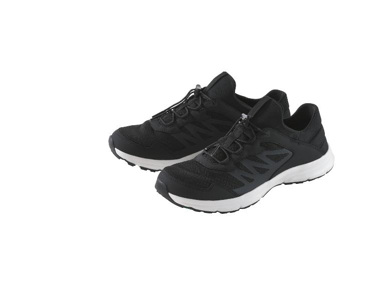 Zwei Paar schwarze Sportschuhe.