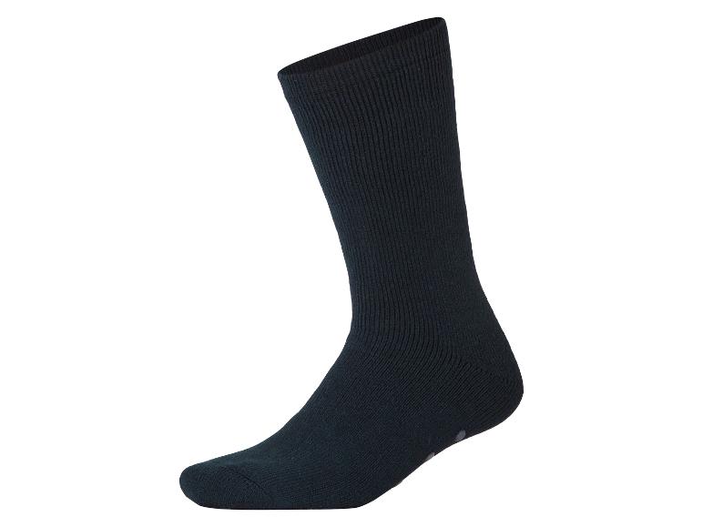 Schwarze, schlichte, gerippte Socke auf weißem Hintergrund