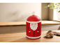 Keksdose in Form eines Weihnachtsmanns mit Keksen auf einem Holztisch.