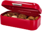 Roter Brotkasten mit offenem Deckel, gefüllt mit verschiedenen Backwaren.