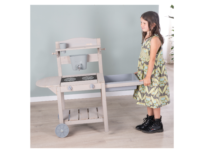 Kind spielt mit Roba Spielzeugküche.