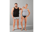 Zwei Männer tragen Unterwäsche und Tanktops.