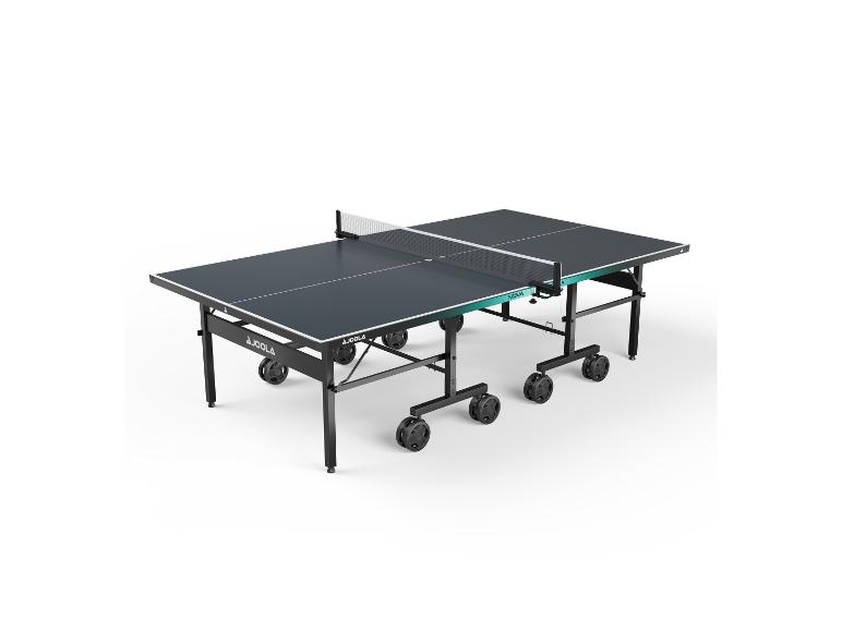 Klappbarer Tischtennistisch mit Rollen und Netz.