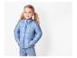 Ein lächelndes kleines Mädchen trägt eine hellblaue Steppjacke.