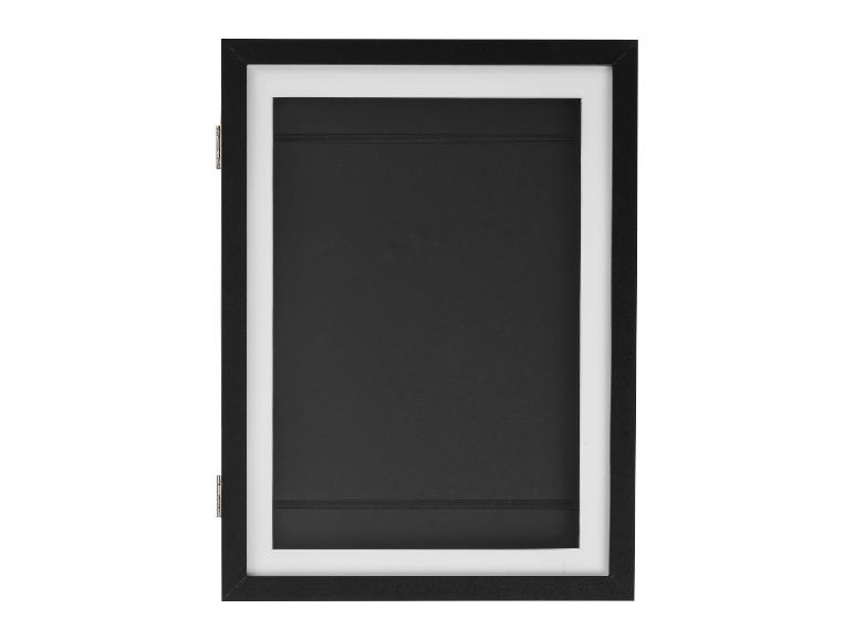Ein schwarzer Bilderrahmen mit doppeltem Rahmen
