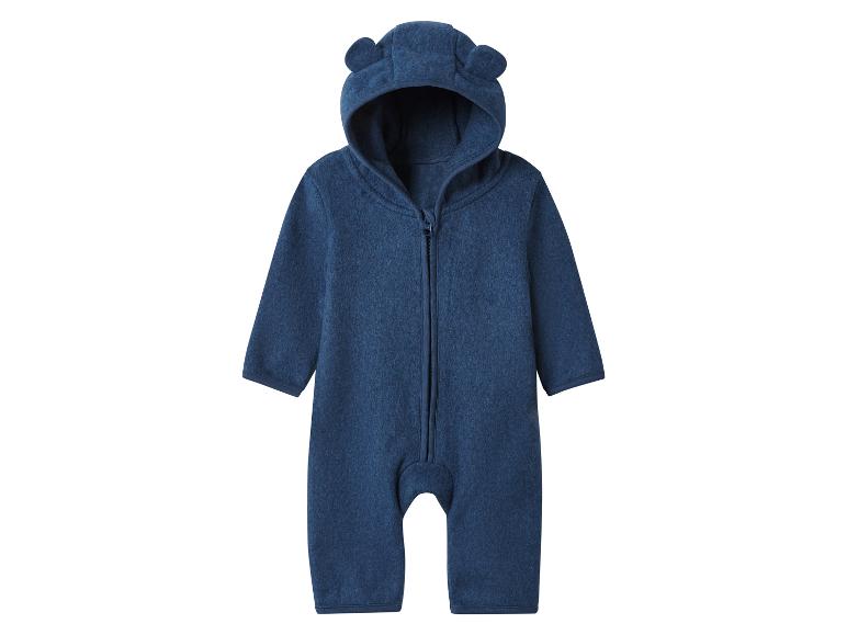 Blauer Baby-Overall mit Kapuze und Bärenohren.
