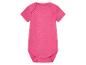 Ein rosafarbener Baby-Strampler mit kurzen Ärmeln.