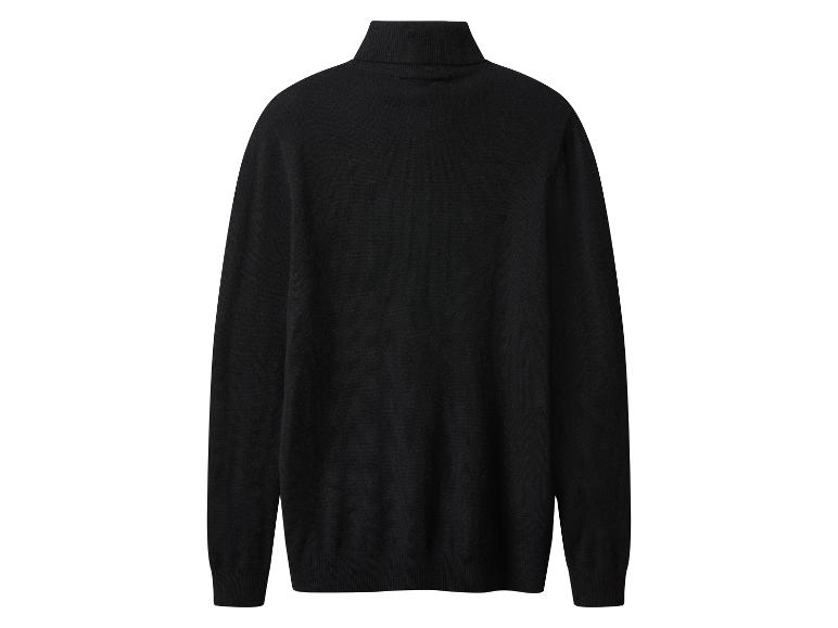 Schwarzer Rollkragenpullover aus Feinstrick.