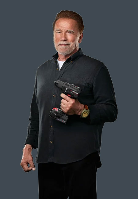 Arnold Schwarzenegger hält den PARKSIDE PERFORMANCE Akku-Bohrschrauber