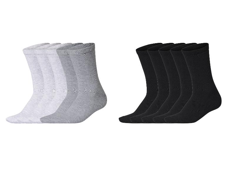 Zwei Sets mit je fünf Paar Socken, eines in Weiß und Grau, das andere in Schwarz.