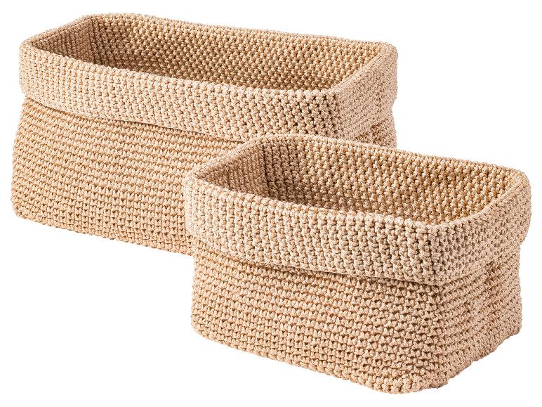 Zwei beigefarbene, rechteckige Körbe aus Strickarbeit.