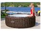 Lay-Z-Spa Bali aufblasbarer Whirlpool in braunem Rattan-Design am Pool.