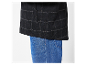 Karierte Jacke über blauen Jeans.