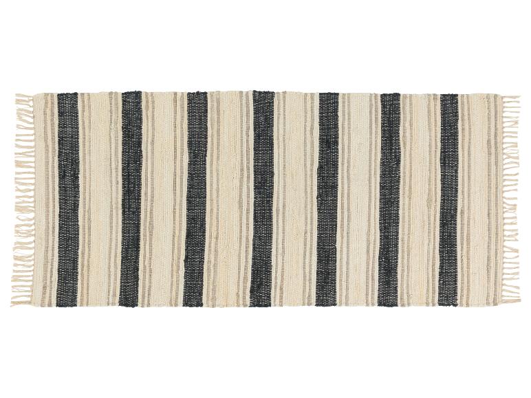 Ein gestreiftes Teppich in Schwarz und Weiß.