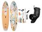 Zwei aufblasbare Paddleboards mit tropischem Muster, Paddel, Pumpe und Elektromotor.