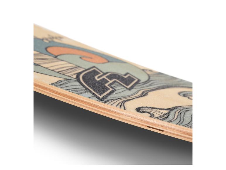 Detail eines Globe Longboards mit Wellenmuster.
