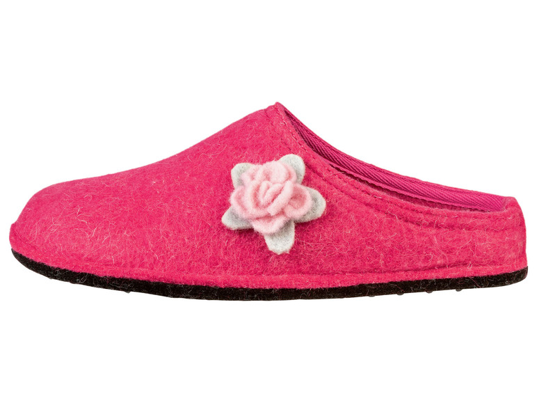 Ein rosa Wollpantoffel mit Blumendekor.
