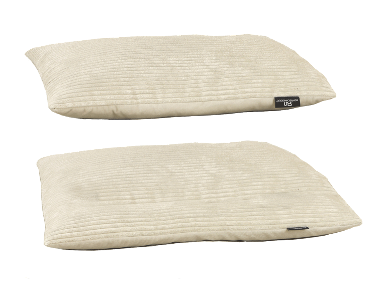 Zwei beige Rohrscheider Kissen aus Cord.