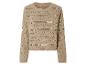 Beigefarbener Strickpullover mit Lochmuster.