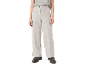 Helle weite Damenhose mit Hemd und Schuhen