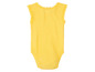 Gelber Baby-Body mit Spitze.