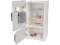Weißer Holz-Spielzeugkühlschrank mit verschiedenen Spielzeuglebensmitteln, darunter Eier, Milch und Eis.