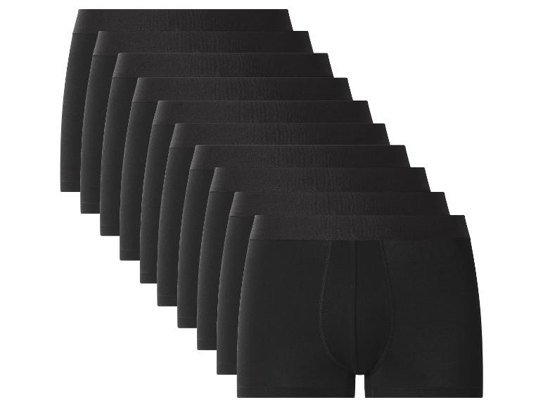 Ein Stapel von zehn schwarzen Herren-Boxershorts, ordentlich gefaltet und diagonal angeordnet.