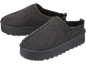 Ein Paar schwarze Wildleder-Mules-Hausschuhe mit dicker Sohle.