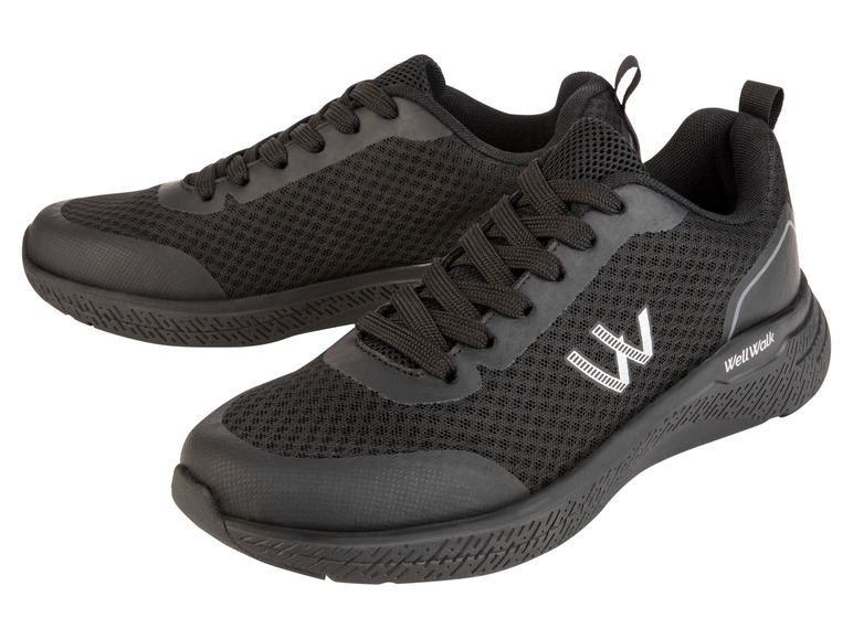 Zwei Paar schwarze WellWalk-Sneaker mit Mesh-Obermaterial.