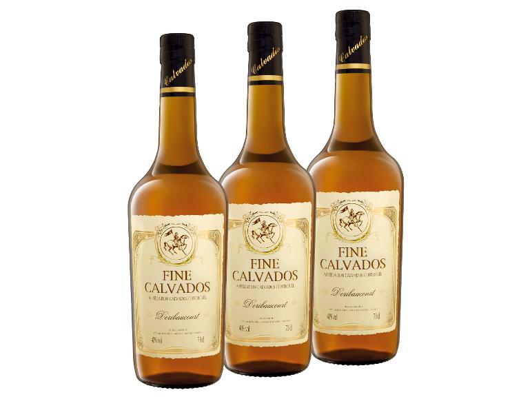 Drei Flaschen Calvados, ein Apfelbrand, mit detaillierten Etiketten.