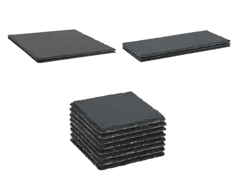 Satz schwarzer Schieferplatten in verschiedenen Größen.
