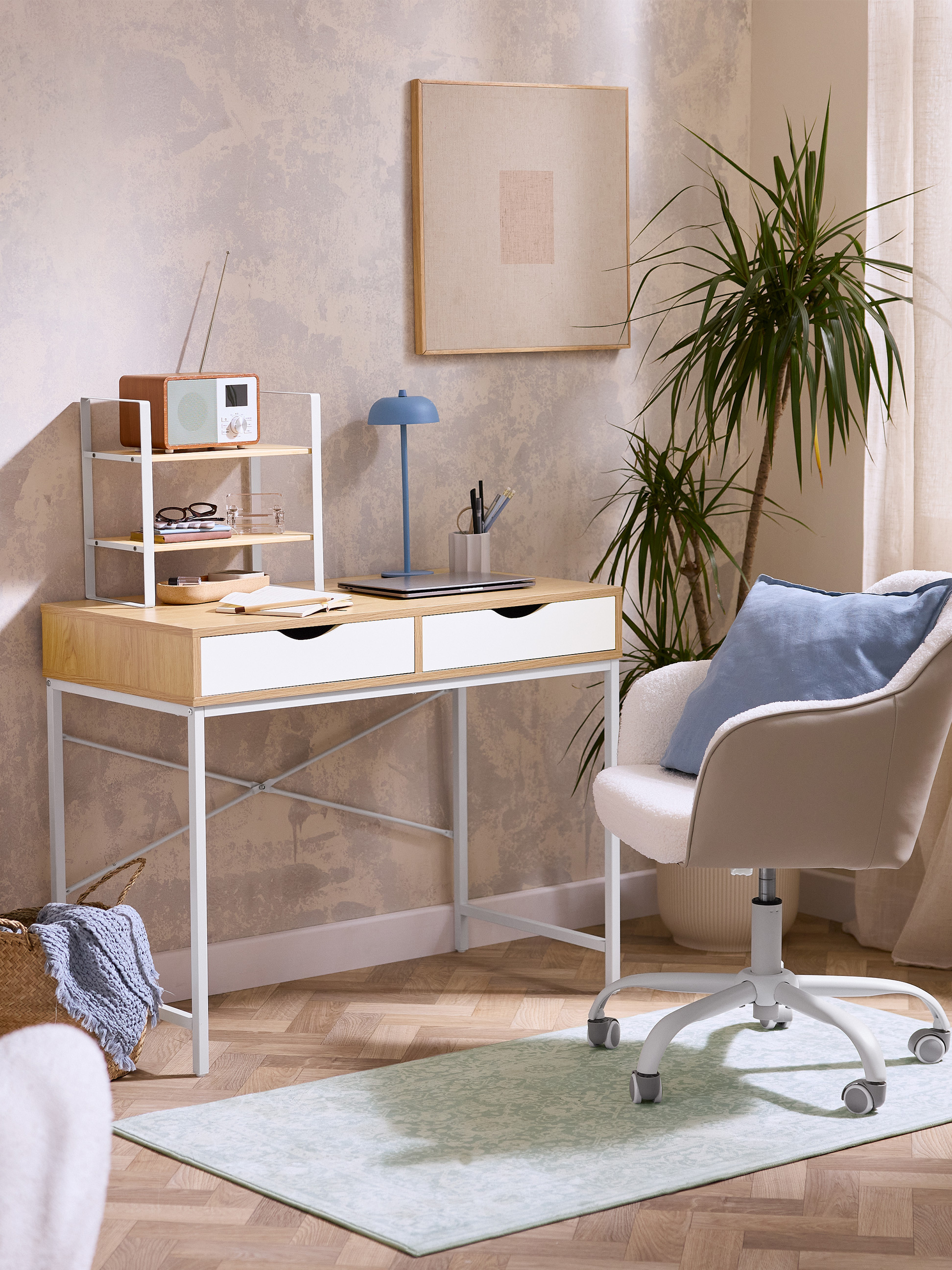 Moderner Schreibtisch mit Regalen, Bürostuhl und Zimmerpflanze im Home Office.
