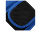 Detail eines blauen Boxhandschuhs mit Mesh-Einsatz.