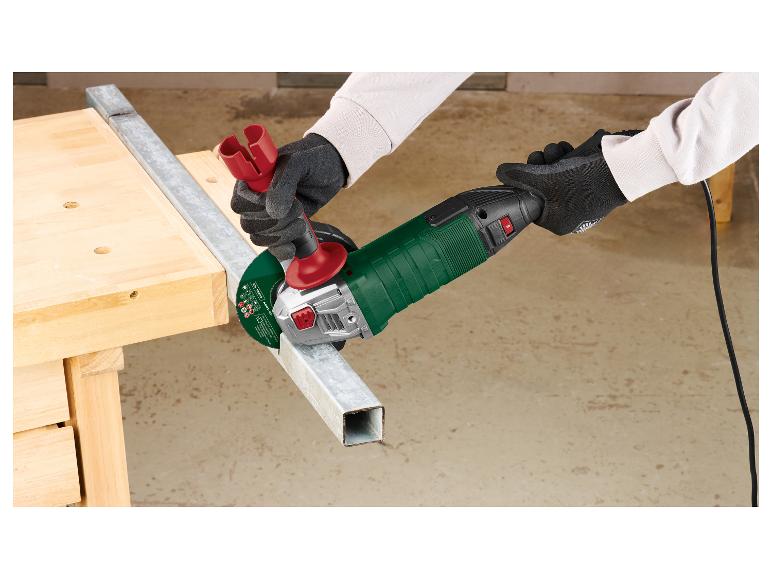 Arbeitshandschuhe und Einhell Winkelschleifer schneiden einen Metallstab.