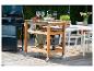 Holz-Gartenwagen mit Grill und Tisch.