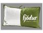 Weißes Kissen in grüner Hülle mit Reißverschluss und Griff, mit dem Text „fjödur“
