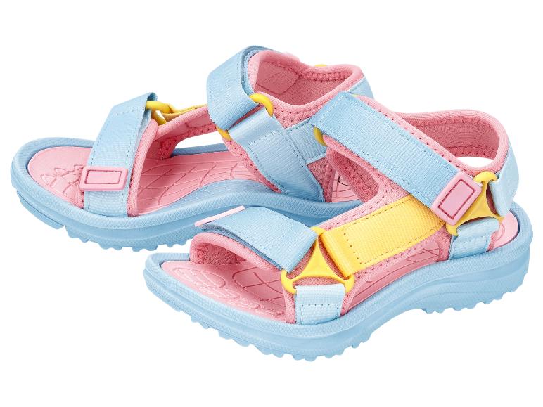 Bunte Kindersandalen in Pink, Blau und Gelb mit Klettverschlüssen.