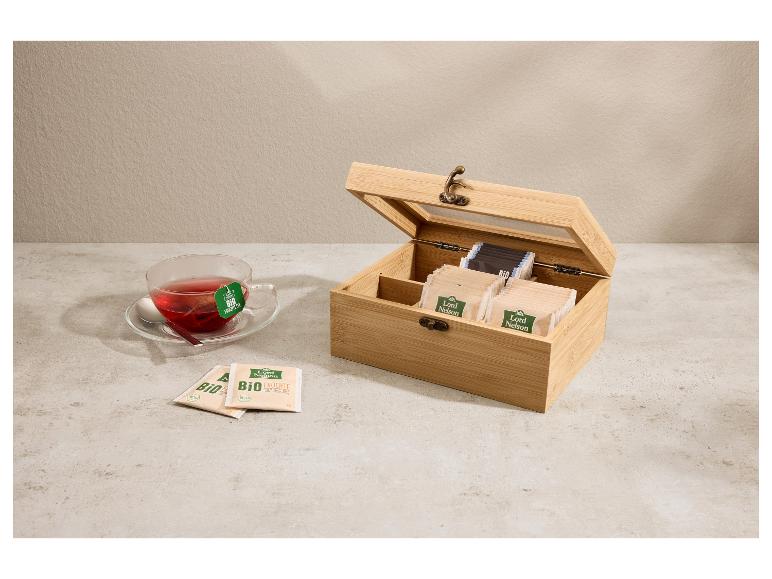 Lord Nelson Bambus-Teebox mit einer Tasse Früchtetee.