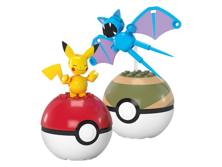 Pikachu und Zubat als LEGO-Figuren auf Pokébällen.