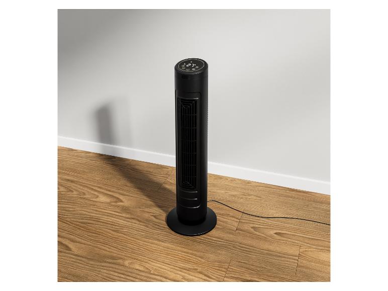 Schwarzer Turmventilator auf Holzboden.