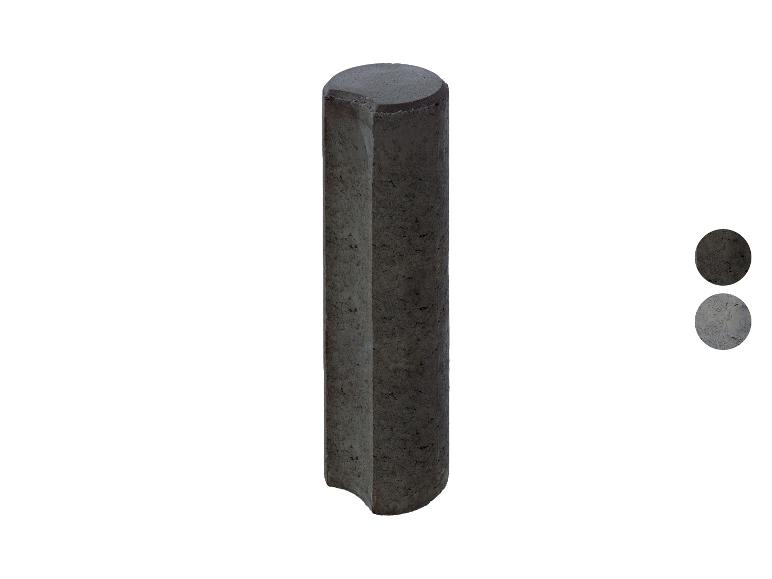 Dunkelgrauer Betonbegrenzungspfosten mit sechseckigem Querschnitt und gebogener Basis