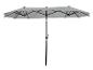 Grauer rechteckiger Sonnenschirm mit schwarzem Mast.